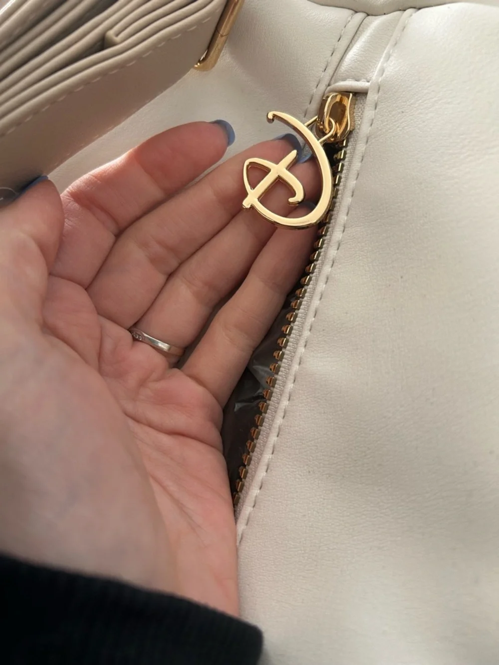 Disney NWT Winnie the Pooh Cream Weekender Bag - Picture 7 of 9